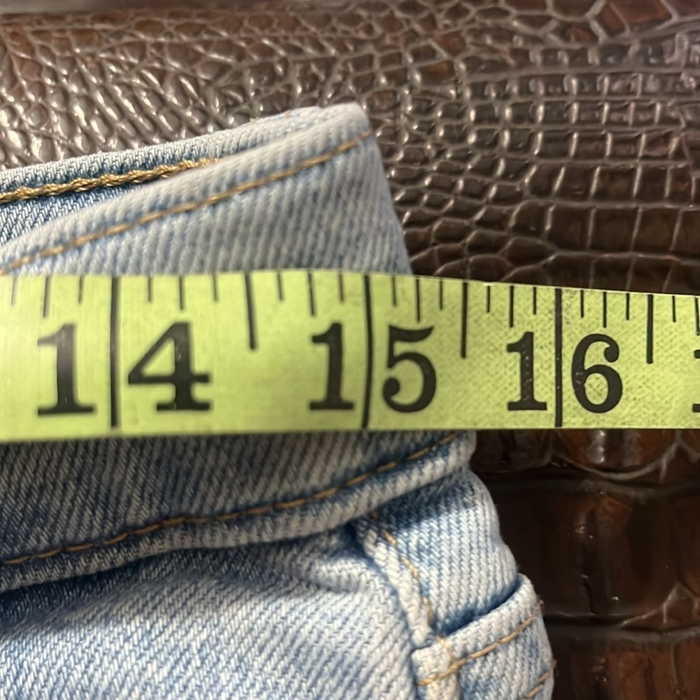 Levi's HighWaisted Mom Jeans Sz 31 Distressed Straight Jeans with Classic Style - Picture 6 of 11